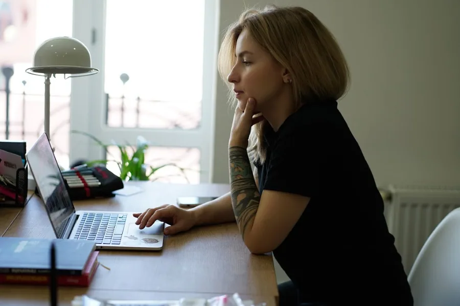 Female small business owner Googling what’s local seo.